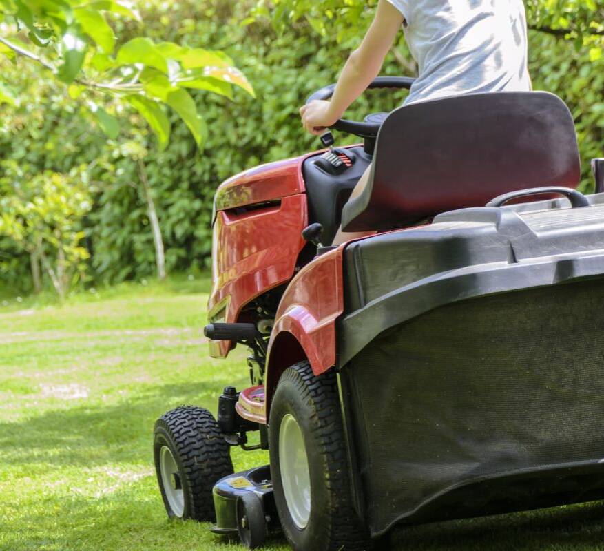 mowing-the-grass-g699b8fad4_1920.jpg